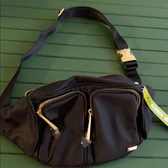 Gianni Bini Handbags - ✨3/$10✨Adorable Black Fannypack 🖤